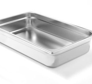 Leere rechteckige Gastronorm-Schale aus glänzendem Edelstahl auf weißem Hintergrund