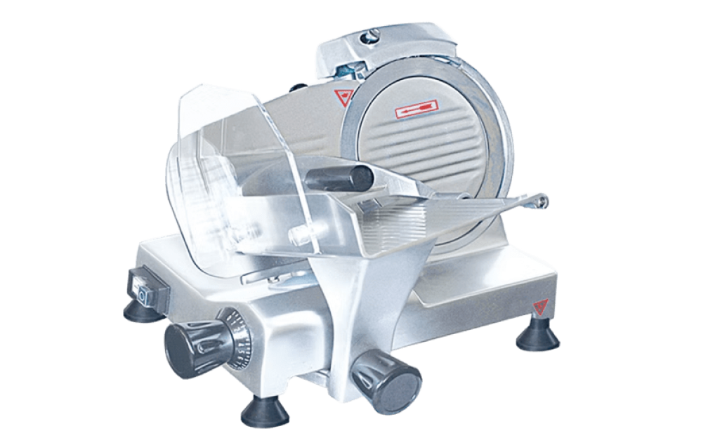 Metallische Aufschnittmaschine mit runder Klinge, Schiebeschlitten und Einstellknöpfen auf vier Standfüßen Metallische Aufschnittmaschine mit runder Klinge, Schiebeschlitten und Einstellknöpfen auf vier Standfüßen