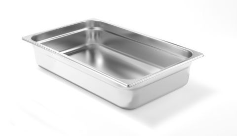 Leere rechteckige Gastronorm-Schale aus glänzendem Edelstahl auf weißem Hintergrund